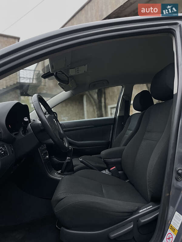 Лифтбек Toyota Avensis 2004 в Ивано-Франковске