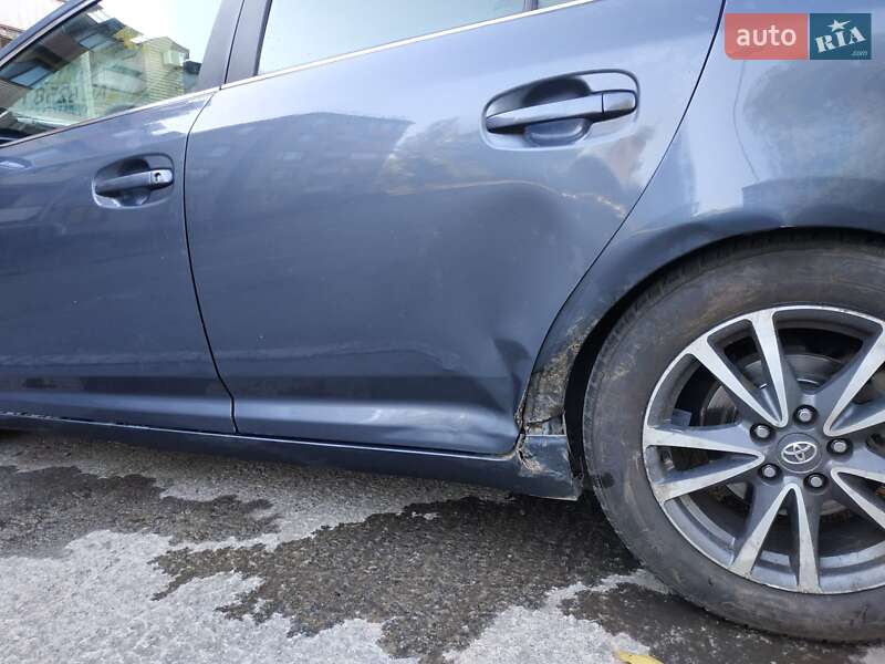 Седан Toyota Avensis 2012 в Кривом Роге