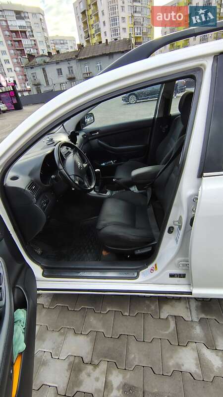 Універсал Toyota Avensis 2003 в Львові