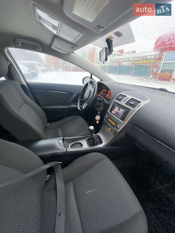 Седан Toyota Avensis 2010 в Костополе