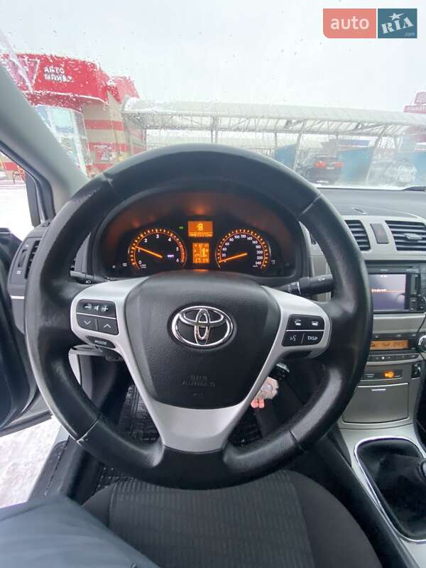 Седан Toyota Avensis 2010 в Костополе