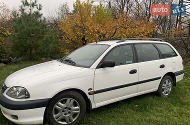 Универсал Toyota Avensis 2002 в Знаменке