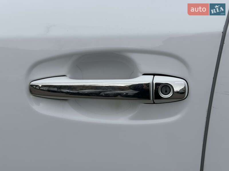 Универсал Toyota Avensis 2013 в Шептицькому