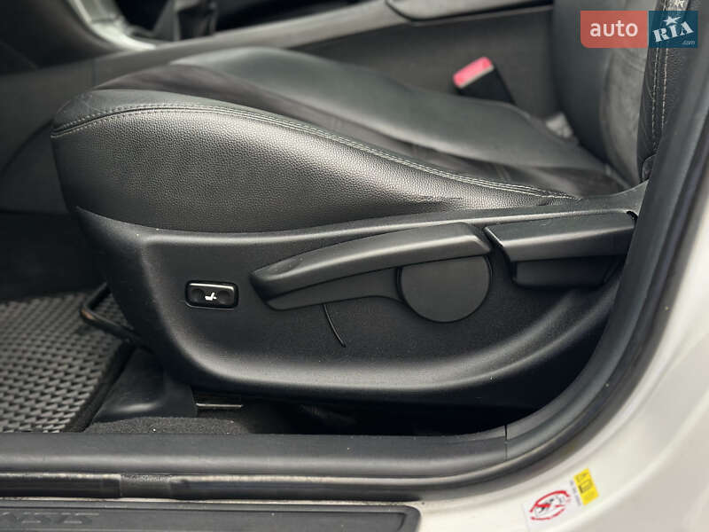 Универсал Toyota Avensis 2013 в Шептицькому