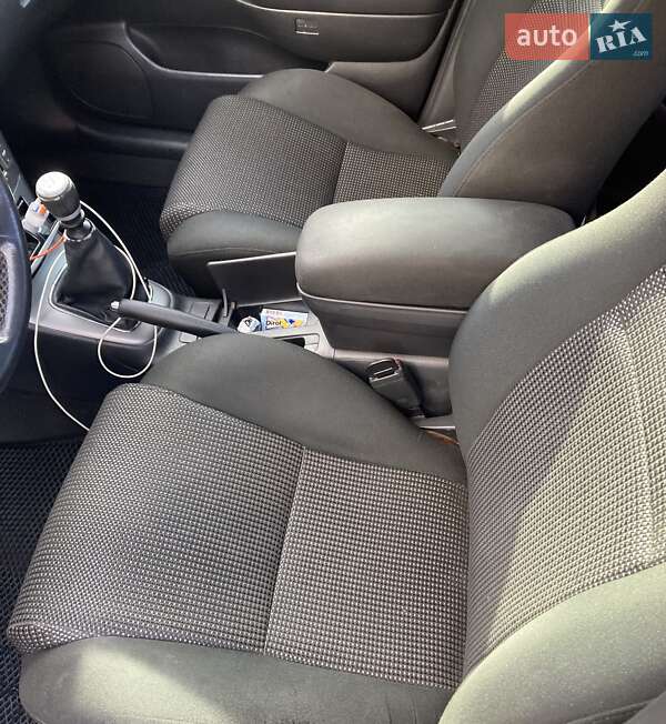 Лифтбек Toyota Avensis 2006 в Ровно