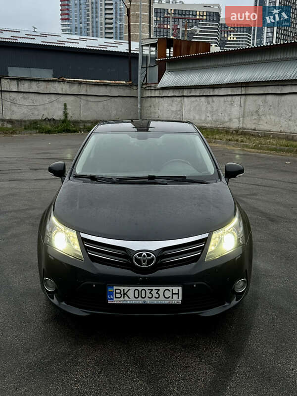 Седан Toyota Avensis 2012 в Киеве