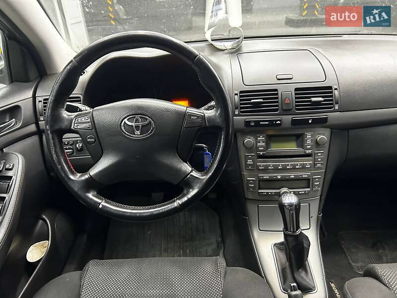 Седан Toyota Avensis 2006 в Черновцах