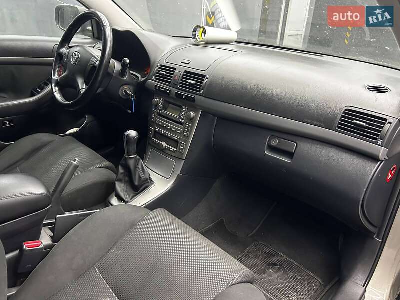 Седан Toyota Avensis 2006 в Черновцах