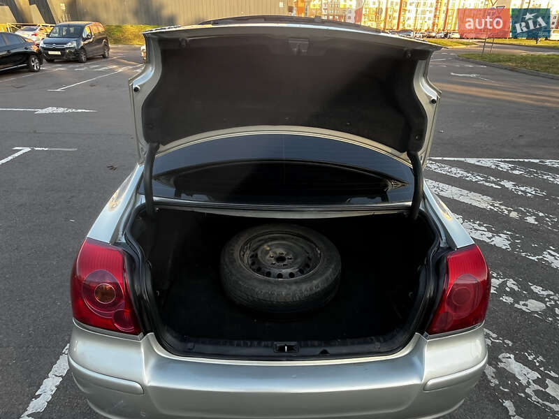 Седан Toyota Avensis 2005 в Ровно