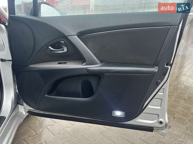 Универсал Toyota Avensis 2010 в Тернополе