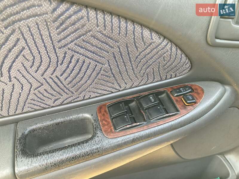 Седан Toyota Avensis 1998 в Одессе