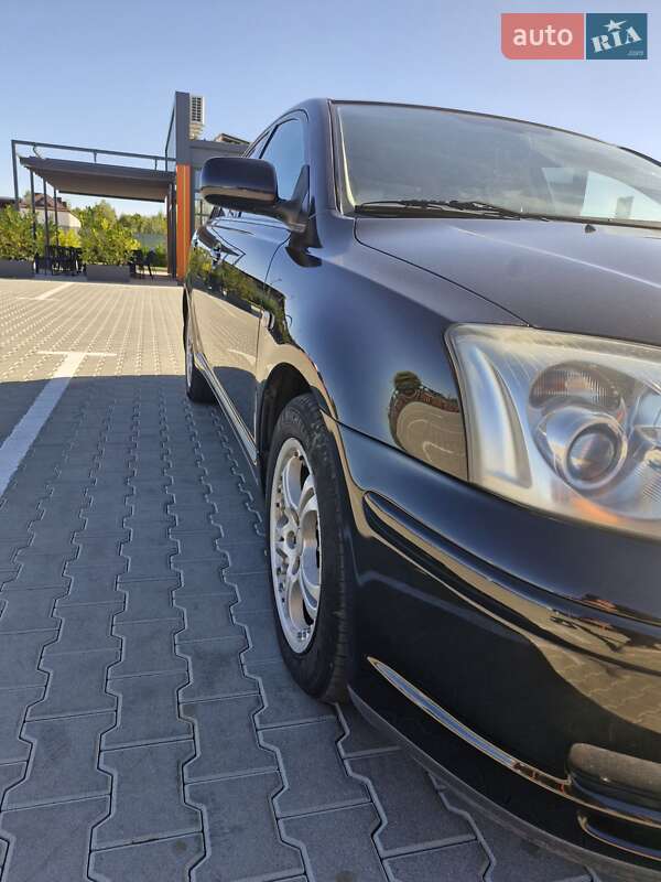 Седан Toyota Avensis 2005 в Виннице