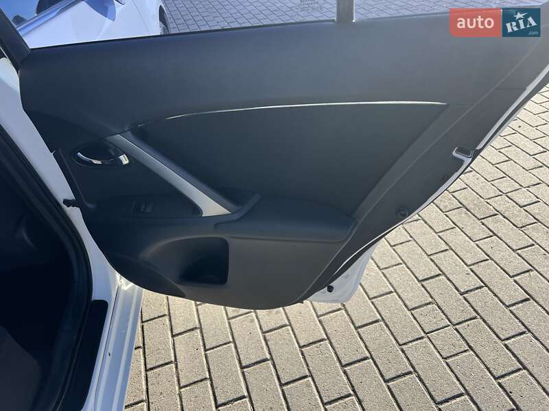 Седан Toyota Avensis 2012 в Львове