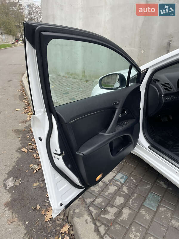 Универсал Toyota Avensis 2010 в Измаиле