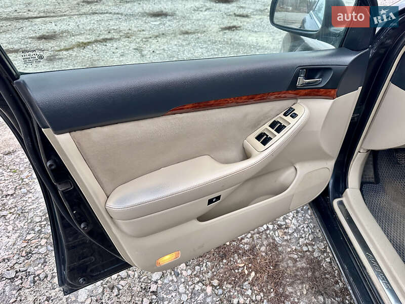 Седан Toyota Avensis 2004 в Сумах