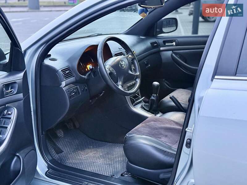Седан Toyota Avensis 2008 в Львові