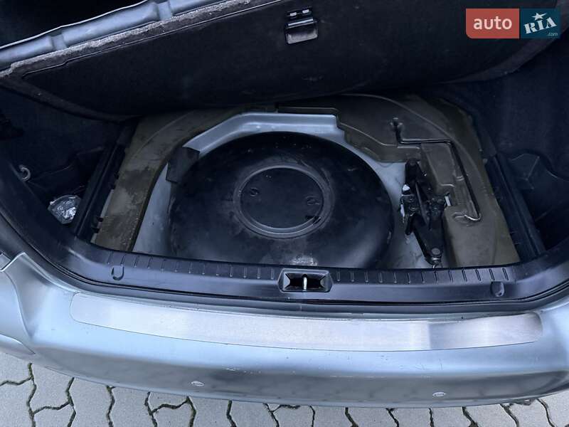 Седан Toyota Avensis 2008 в Львові