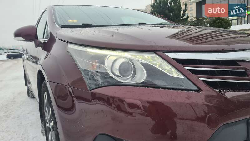 Седан Toyota Avensis 2012 в Львове