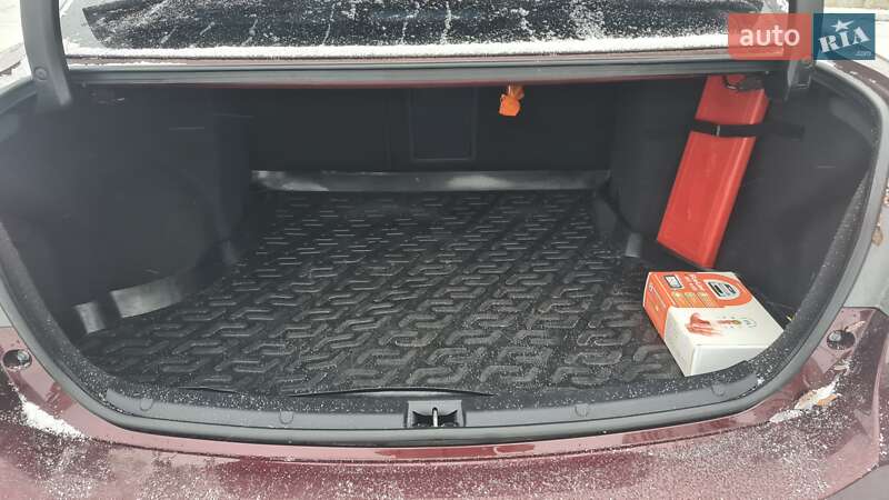 Седан Toyota Avensis 2012 в Львове