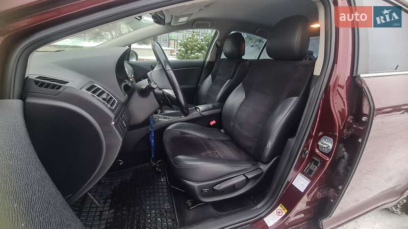 Седан Toyota Avensis 2012 в Львове