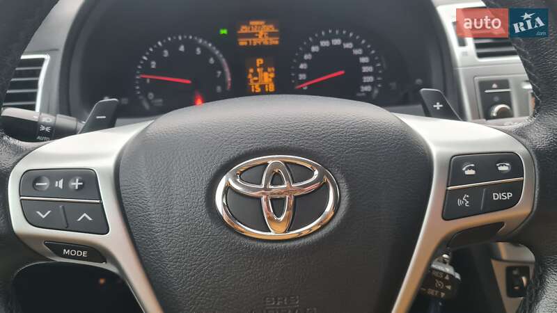 Седан Toyota Avensis 2012 в Львове