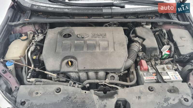 Седан Toyota Avensis 2012 в Львове