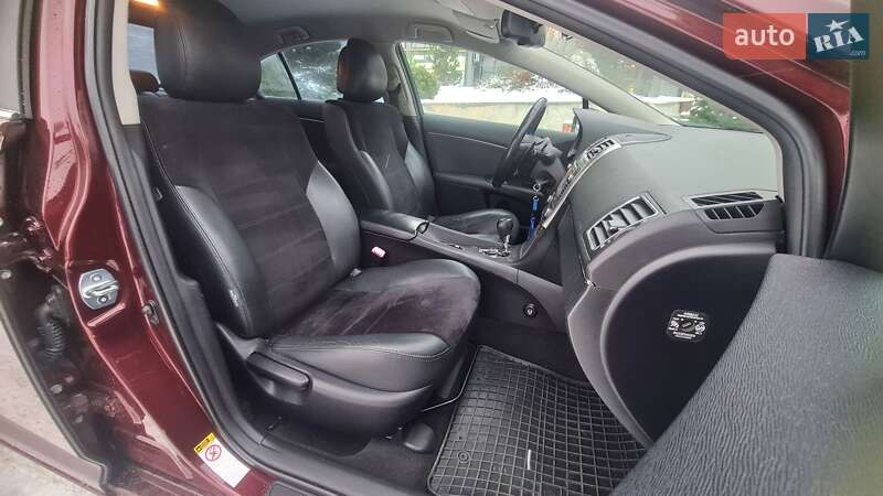 Седан Toyota Avensis 2012 в Львове