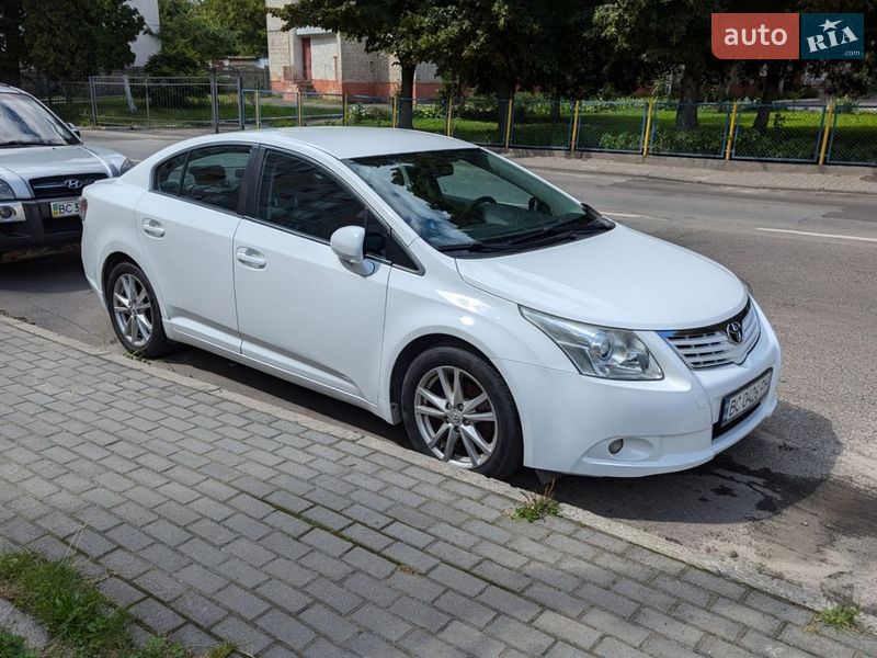 Седан Toyota Avensis 2010 в Львове