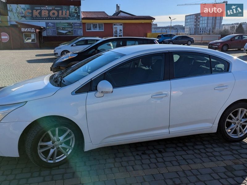Седан Toyota Avensis 2010 в Львове