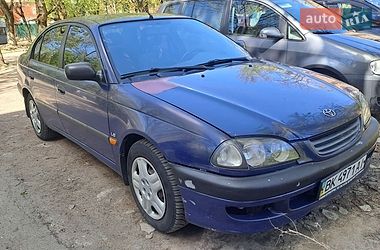 Седан Toyota Avensis 1998 в Ровно