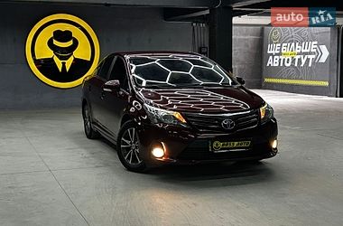 Седан Toyota Avensis 2014 в Черновцах