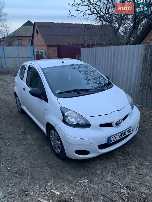 Хэтчбек Toyota Aygo 2010 в Богодухове