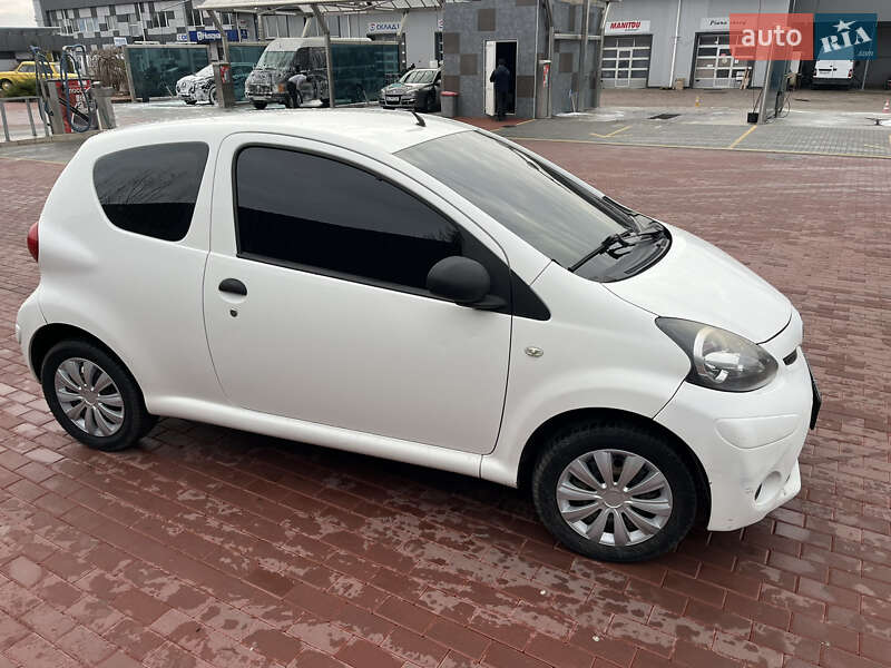 Хетчбек Toyota Aygo 2012 в Сарнах