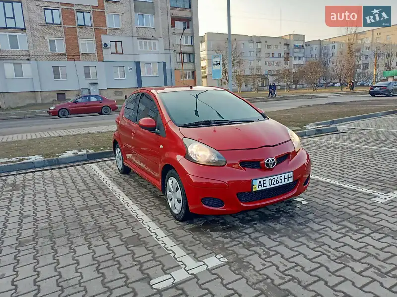 Хэтчбек Toyota Aygo 2010 в 