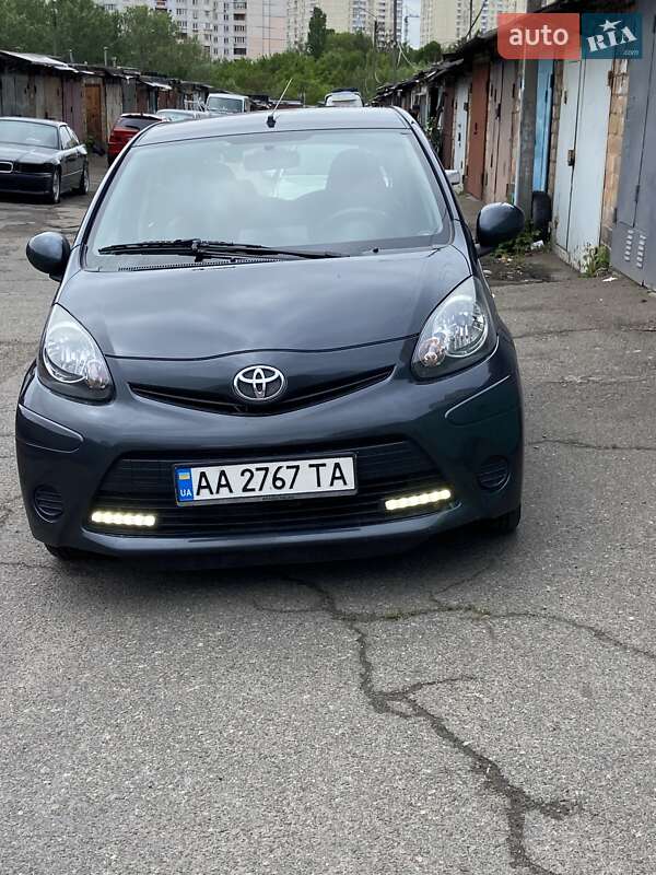 Хетчбек Toyota Aygo 2012 в 