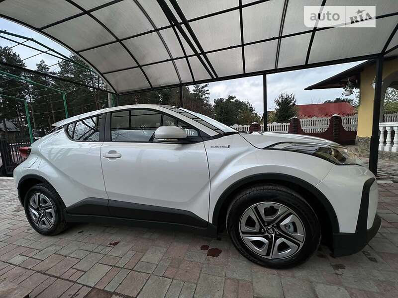 Внедорожник / Кроссовер Toyota C-HR EV 2022 в Новояворовске