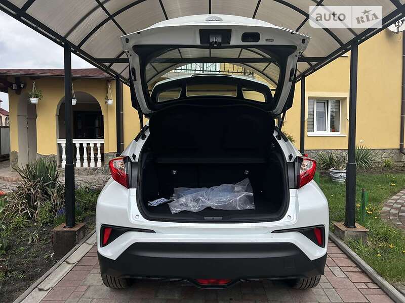 Внедорожник / Кроссовер Toyota C-HR EV 2022 в Новояворовске