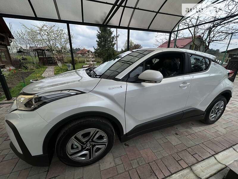 Внедорожник / Кроссовер Toyota C-HR EV 2022 в Новояворовске