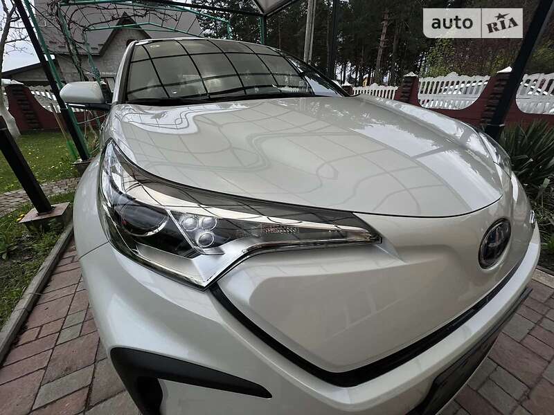 Внедорожник / Кроссовер Toyota C-HR EV 2022 в Новояворовске