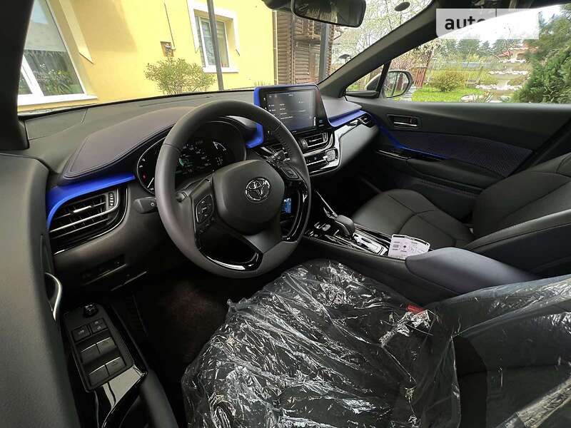 Внедорожник / Кроссовер Toyota C-HR EV 2022 в Новояворовске