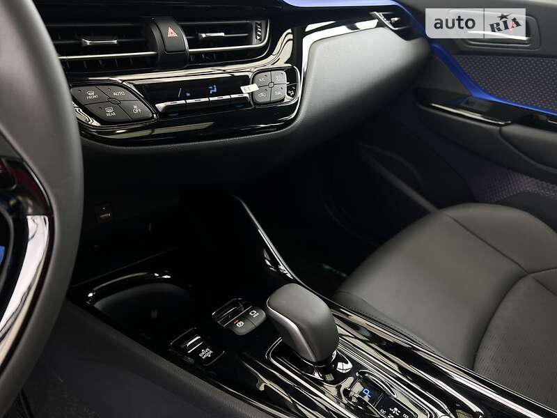 Внедорожник / Кроссовер Toyota C-HR EV 2022 в Новояворовске