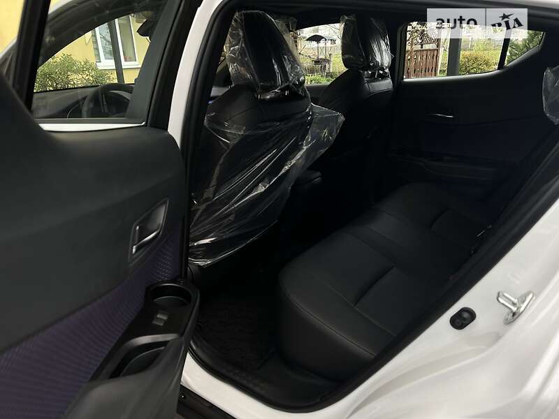 Внедорожник / Кроссовер Toyota C-HR EV 2022 в Новояворовске