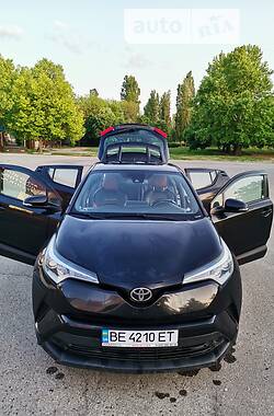 Позашляховик / Кросовер Toyota C-HR 2017 в 
