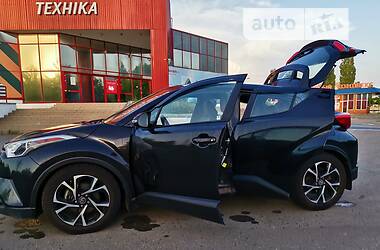 Позашляховик / Кросовер Toyota C-HR 2017 в 