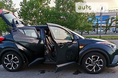 Позашляховик / Кросовер Toyota C-HR 2017 в 