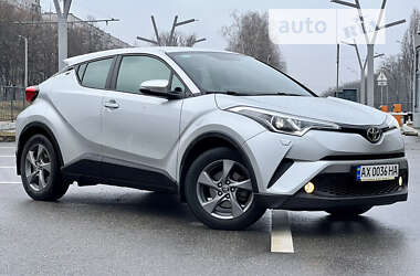 Внедорожник / Кроссовер Toyota C-HR 2016 в Киеве