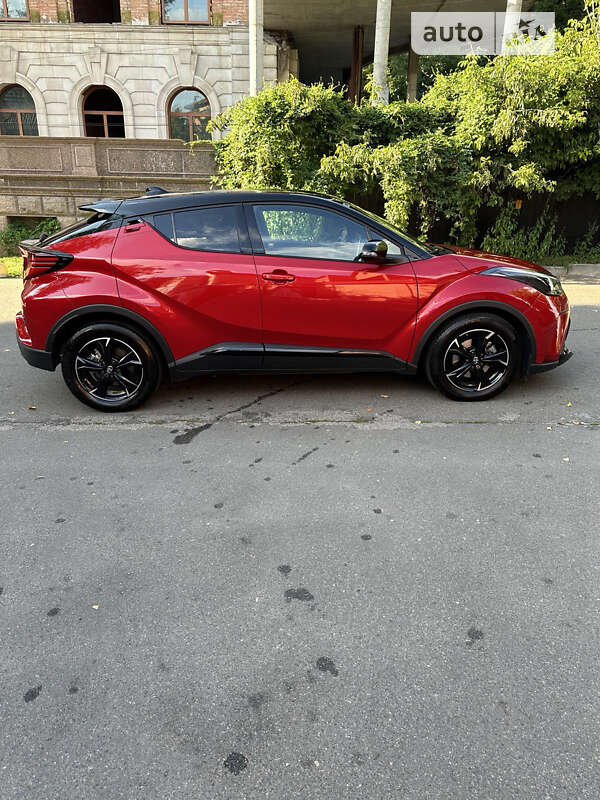 Внедорожник / Кроссовер Toyota C-HR 2022 в 