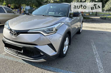 Позашляховик / Кросовер Toyota C-HR 2016 в Дніпрі