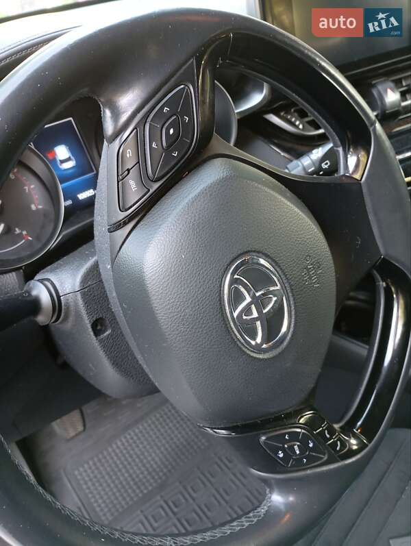 Позашляховик / Кросовер Toyota C-HR 2018 в Івано-Франківську