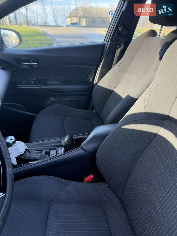 Позашляховик / Кросовер Toyota C-HR 2017 в Хмельницькому